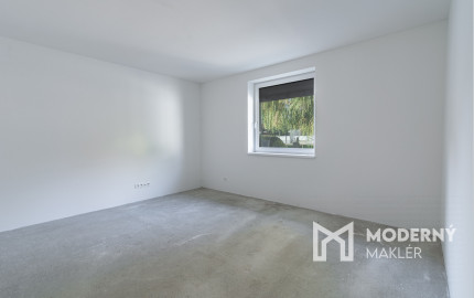 Na predaj priestranný 4-izbový bungalov s terasou v Hrnčiarovciach nad Parnou