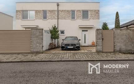 Na predaj štýlová 3-izbová časť dvojdomu v pokojnej časti obce Rovinka