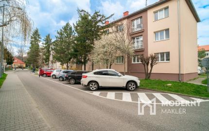 PRENAJATÉ: Na prenájom priestranný 2-izbový byt na Záhradnej ulici v Pezinku