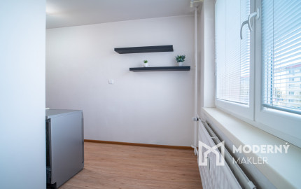 REZERVOVANÉ: Na predaj 1,5-izbový byt v centre Malaciek s investičným potenciálom