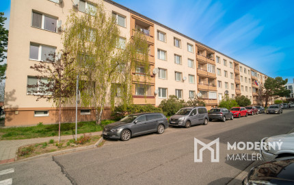 REZERVOVANÉ: Na predaj 1,5-izbový byt v centre Malaciek s investičným potenciálom