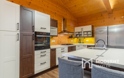 Na predaj jedinečné rodinné sídlo s kúpacím jazierkom a výhľadom na Vysoké Tatry