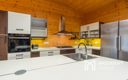 Na predaj jedinečné rodinné sídlo s kúpacím jazierkom a výhľadom na Vysoké Tatry