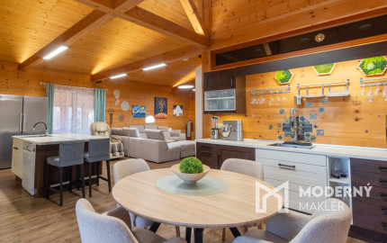 Na predaj jedinečné rodinné sídlo s kúpacím jazierkom a výhľadom na Vysoké Tatry