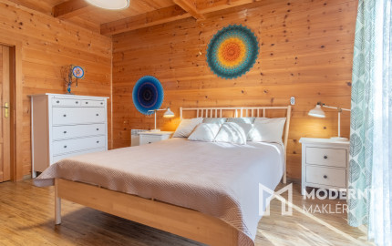 Na predaj jedinečné rodinné sídlo s kúpacím jazierkom a výhľadom na Vysoké Tatry