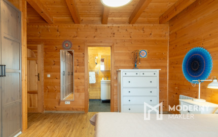 Na predaj jedinečné rodinné sídlo s kúpacím jazierkom a výhľadom na Vysoké Tatry