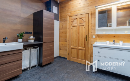 Na predaj jedinečné rodinné sídlo s kúpacím jazierkom a výhľadom na Vysoké Tatry