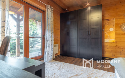 Na predaj jedinečné rodinné sídlo s kúpacím jazierkom a výhľadom na Vysoké Tatry