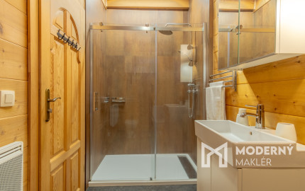 Na predaj jedinečné rodinné sídlo s kúpacím jazierkom a výhľadom na Vysoké Tatry