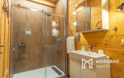 Na predaj jedinečné rodinné sídlo s kúpacím jazierkom a výhľadom na Vysoké Tatry