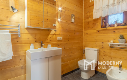 Na predaj jedinečné rodinné sídlo s kúpacím jazierkom a výhľadom na Vysoké Tatry