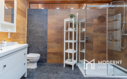 Na predaj jedinečné rodinné sídlo s kúpacím jazierkom a výhľadom na Vysoké Tatry