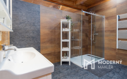 Na predaj jedinečné rodinné sídlo s kúpacím jazierkom a výhľadom na Vysoké Tatry