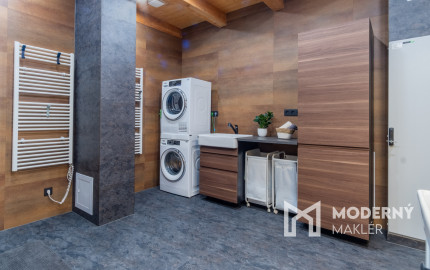 Na predaj jedinečné rodinné sídlo s kúpacím jazierkom a výhľadom na Vysoké Tatry