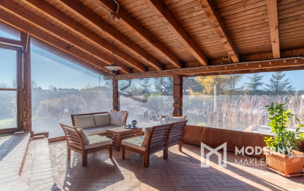 Na predaj jedinečné rodinné sídlo s kúpacím jazierkom a výhľadom na Vysoké Tatry