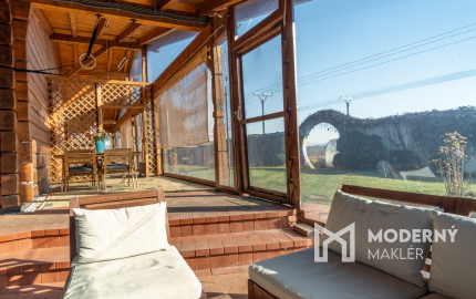 Na predaj jedinečné rodinné sídlo s kúpacím jazierkom a výhľadom na Vysoké Tatry