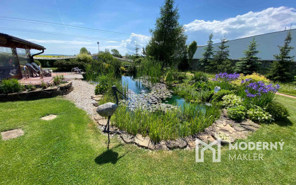 Na predaj jedinečné rodinné sídlo s kúpacím jazierkom a výhľadom na Vysoké Tatry