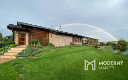Na predaj jedinečné rodinné sídlo s kúpacím jazierkom a výhľadom na Vysoké Tatry
