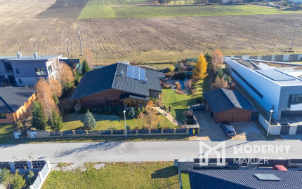 Na predaj jedinečné rodinné sídlo s kúpacím jazierkom a výhľadom na Vysoké Tatry