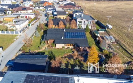 Na predaj jedinečné rodinné sídlo s kúpacím jazierkom a výhľadom na Vysoké Tatry