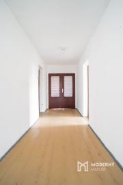 Na predaj veľký 5 – izbový rodinný dom v obci Marhaň