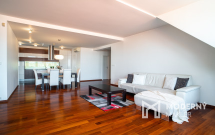 Na predaj priestranný 4-izbový byt pod hradom v centre Bratislavy