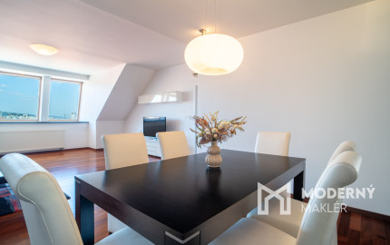 Na predaj priestranný 4-izbový byt pod hradom v centre Bratislavy