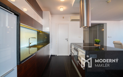 Na predaj priestranný 4-izbový byt pod hradom v centre Bratislavy