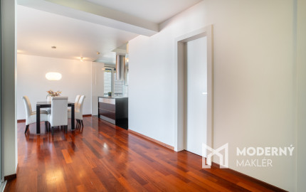 Na predaj priestranný 4-izbový byt pod hradom v centre Bratislavy