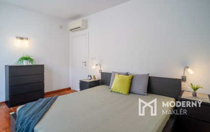 Na predaj priestranný 4-izbový byt pod hradom v centre Bratislavy