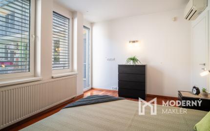 Na predaj priestranný 4-izbový byt pod hradom v centre Bratislavy