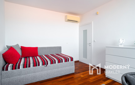 Na predaj priestranný 4-izbový byt pod hradom v centre Bratislavy