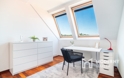 Na predaj priestranný 4-izbový byt pod hradom v centre Bratislavy