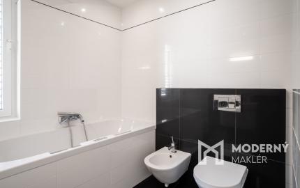 Na predaj priestranný 4-izbový byt pod hradom v centre Bratislavy