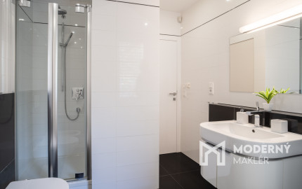 Na predaj priestranný 4-izbový byt pod hradom v centre Bratislavy