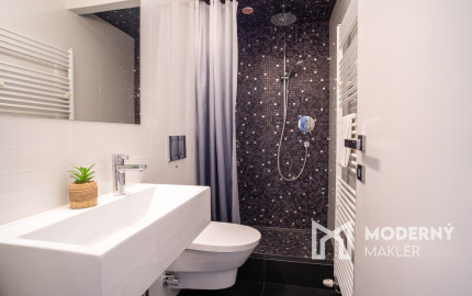 Na predaj priestranný 4-izbový byt pod hradom v centre Bratislavy