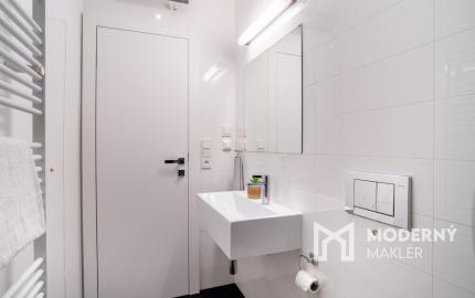 Na predaj priestranný 4-izbový byt pod hradom v centre Bratislavy