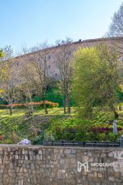 Na predaj priestranný 4-izbový byt pod hradom v centre Bratislavy