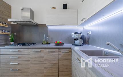 REZERVOVANÉ - Na predaj priestranný 4-izbový byt vo vyhľadávanej lokalite blízko centra Bratislavy