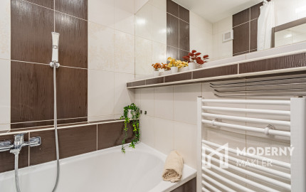 REZERVOVANÉ - Na predaj priestranný 4-izbový byt vo vyhľadávanej lokalite blízko centra Bratislavy