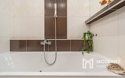 REZERVOVANÉ - Na predaj priestranný 4-izbový byt vo vyhľadávanej lokalite blízko centra Bratislavy