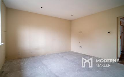 Na predaj starší rodinný dom s veľkým pozemkom v Trenčíne, časť Zlatovce