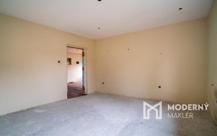 Na predaj starší rodinný dom s veľkým pozemkom v Trenčíne, časť Zlatovce