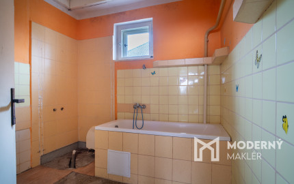 Na predaj starší rodinný dom s veľkým pozemkom v Trenčíne, časť Zlatovce