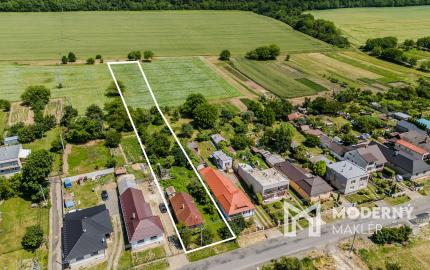 Na predaj rozmerný pozemok vhodný na výstavbu v obci Moravany časť Lučkovce