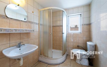 Na predaj 5-izbový byt s terasou a parkovacím miestom v obci Lipovec