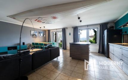 Na predaj 3-izbový byt s terasou, predzáhradkou a parkovacím miestom v obci Lipovec