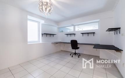 Na predaj 3-izbový byt s terasou, predzáhradkou a parkovacím miestom v obci Lipovec