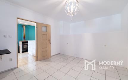 Na predaj 3-izbový byt s terasou, predzáhradkou a parkovacím miestom v obci Lipovec