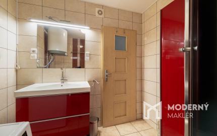 Na predaj 3-izbový byt s terasou, predzáhradkou a parkovacím miestom v obci Lipovec